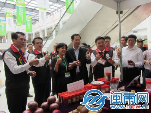 李德金（右三）、尤猛军（右一）、 吕双辉（左一）等领导嘉宾参观台湾特色产品展区。